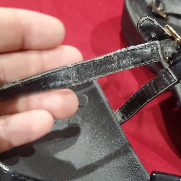 Vionic Black Julie Sandals with Floral T-Strap Design - Picture 4 of 8